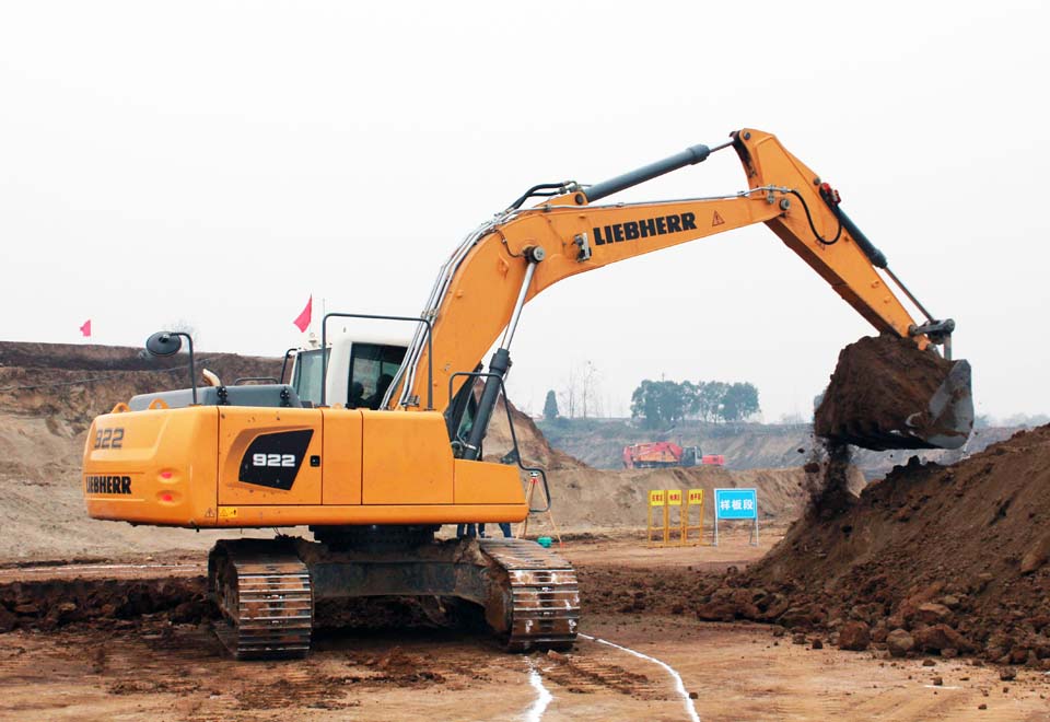 Liebherr unveils R922 crawler excavator for emerging markets