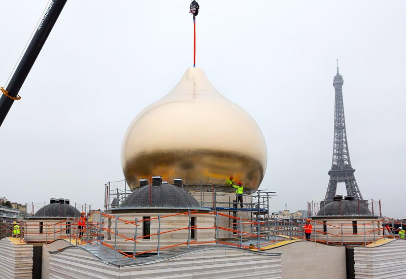 Liebherr lifts eight-tonne, golden dome in Paris