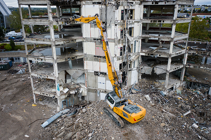 Liebherr's R 940 Demolition crawler excavator replaces R 944 C model