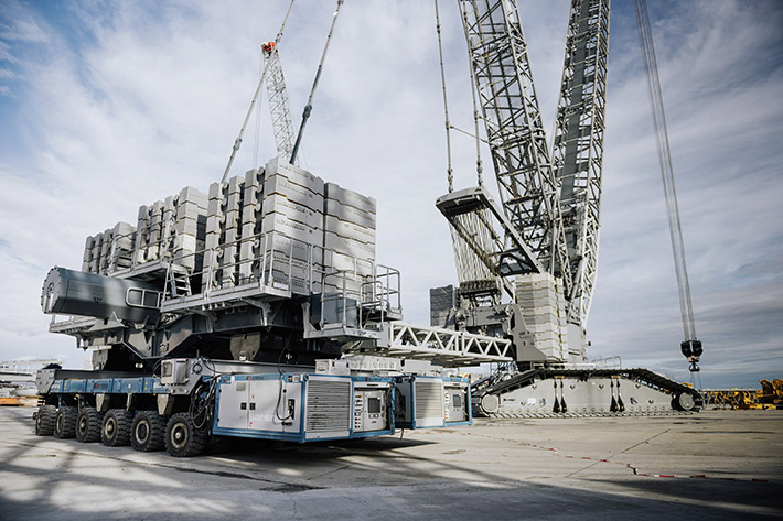 Liebherr uses Kamag SPMT as ballast trailer and controls it directly from the crane