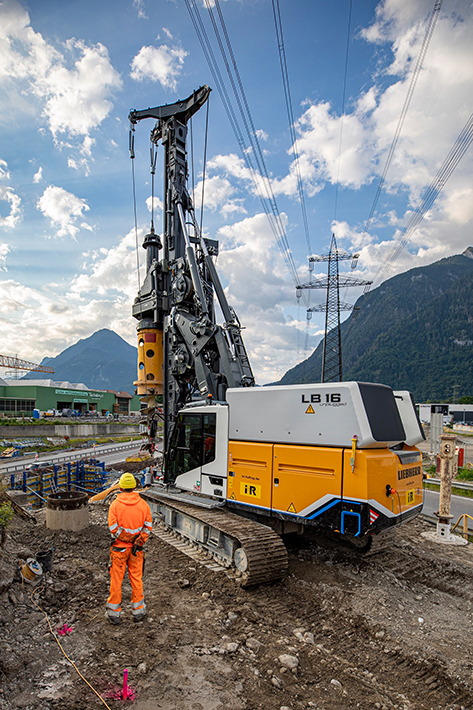 Liebherr’s LB 16 unplugged battery-powered drilling rig debuts on road construction site in Australia