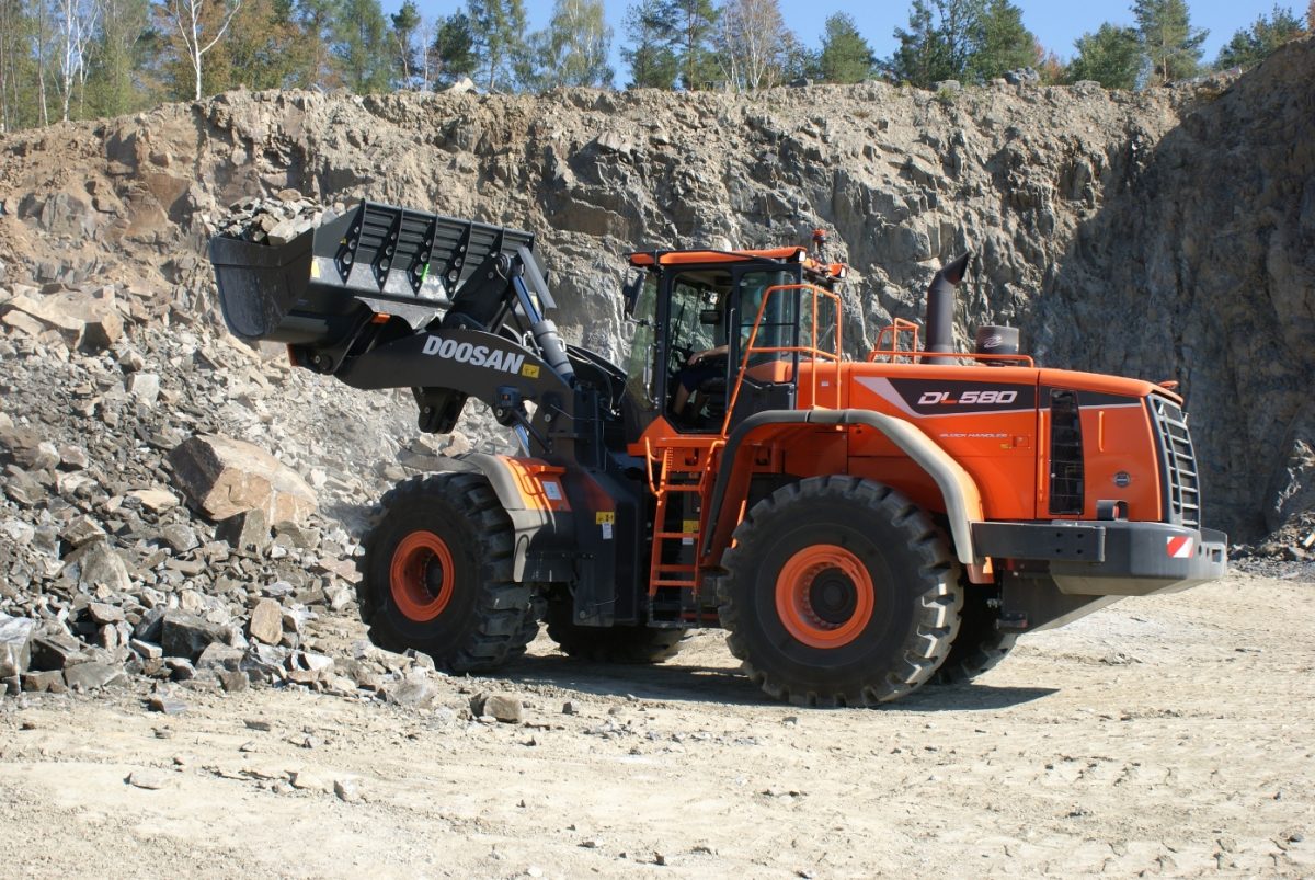 New Doosan Stage V and demolition Machines to be showcased at Samoter 2020