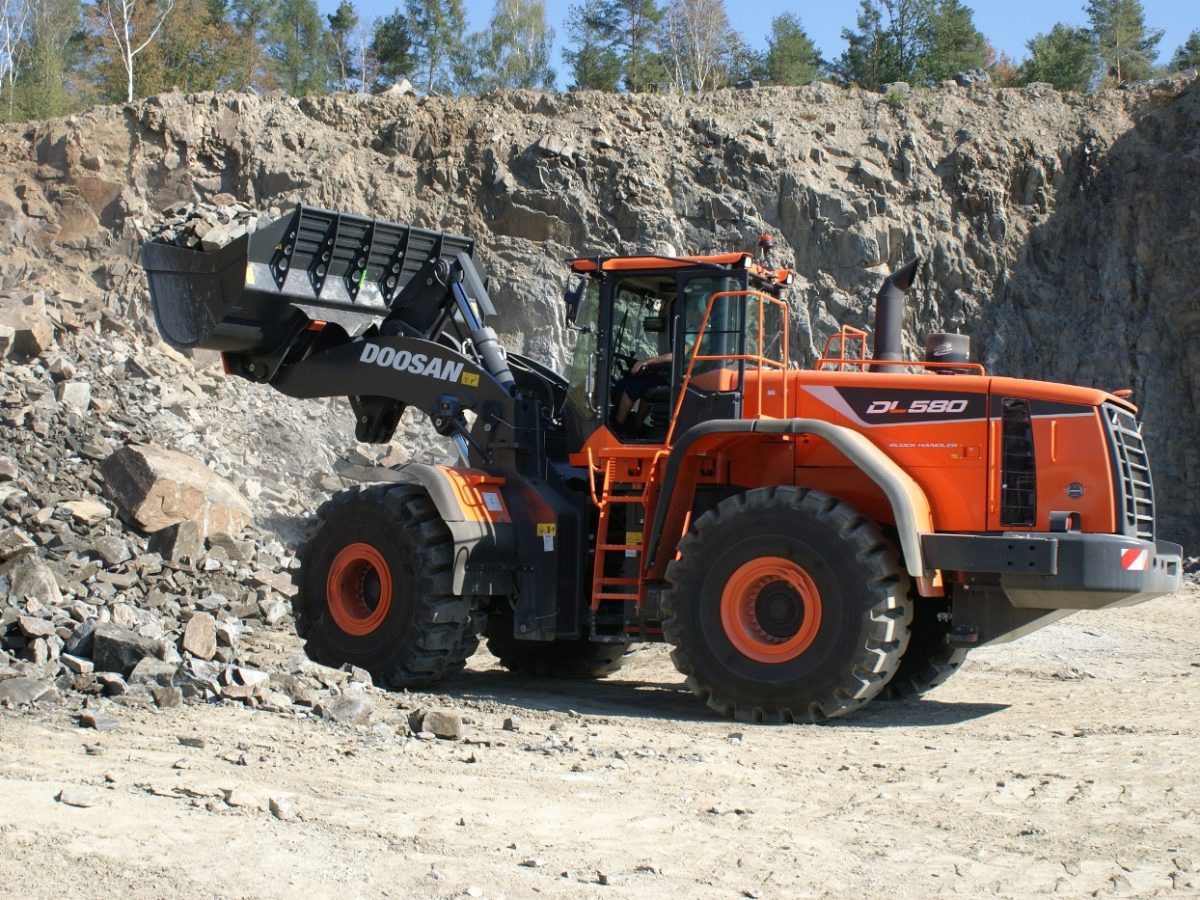 New Doosan Stage V and demolition Machines to be showcased at Samoter 2020