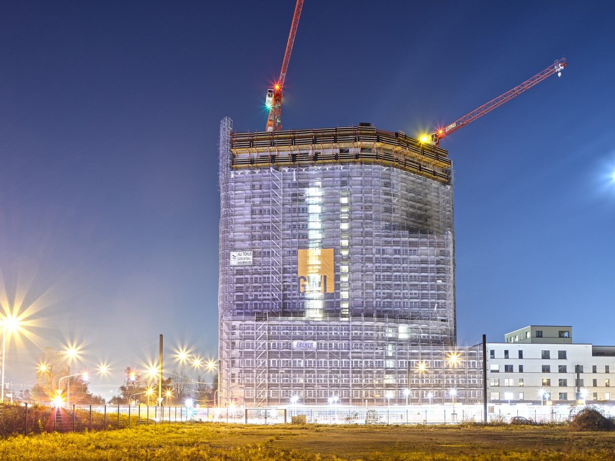 Freestanding WOLFF cranes build high-rise medical services and apartment building in Dusseldorf