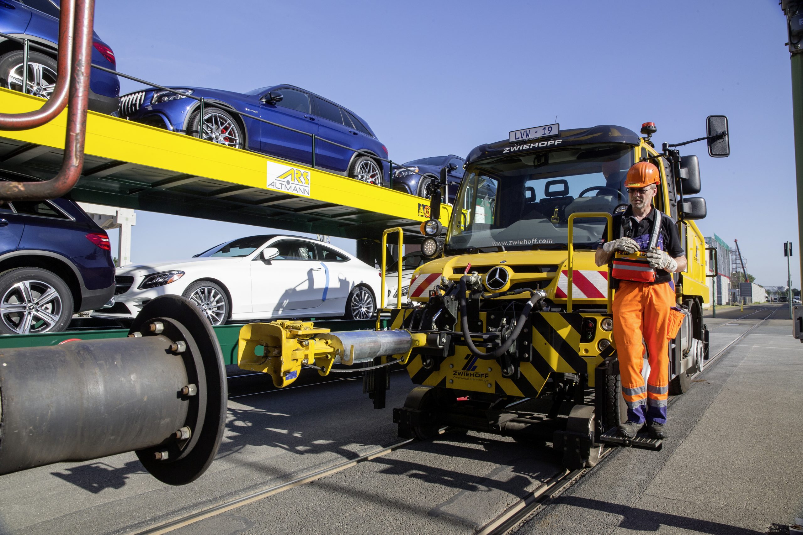 In Pictures: Unimog road-railer - PMV Middle East