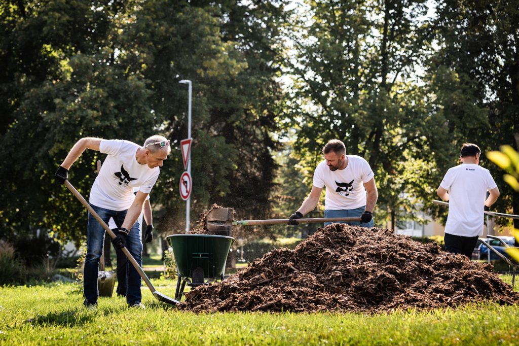 Bobcat employees volunteer