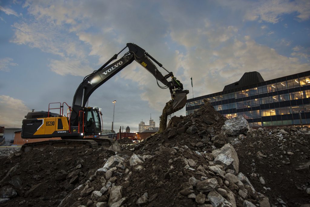 Volvo Ce Puts Zero Emission Machines To Test In The Uae 0480