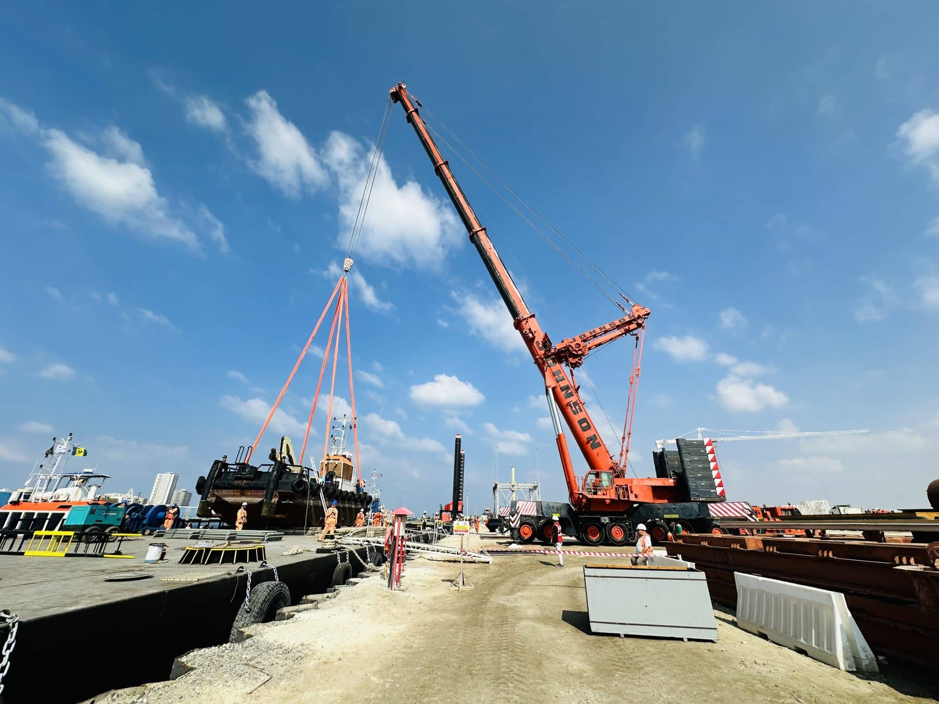 Johnson Arabia lifts and loads 82t tugboat on barge in Ajman